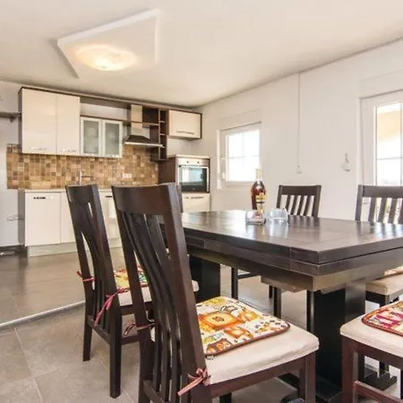 Apartamento Laura Mit Pool